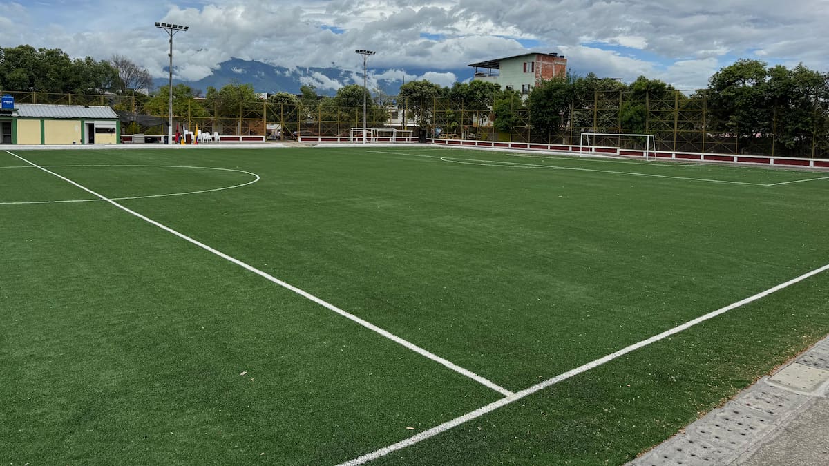 Neiva entregó renovada la cancha sintética de Canaima