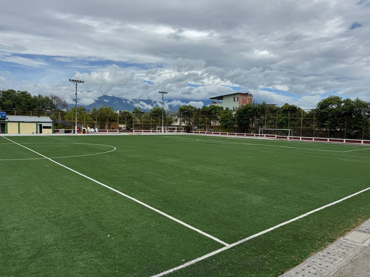Neiva entregó renovada la cancha sintética de Canaima