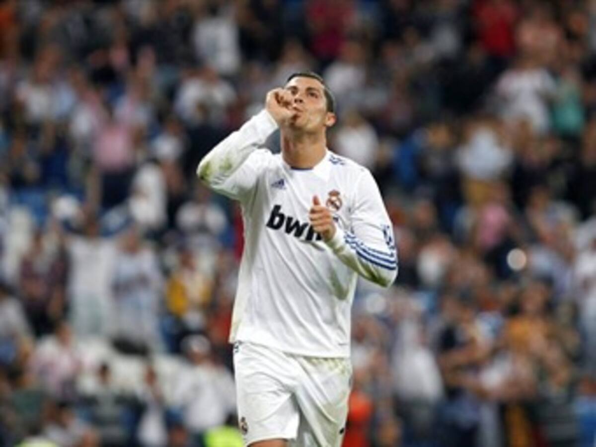 El Real Madrid con tripleta de Ronaldo golea al Getafe y aplaza el título del Barcelona