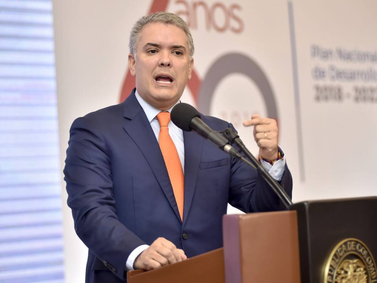 En redes aseguran que hasta en la foto Duque se quiere parecer a Uribe