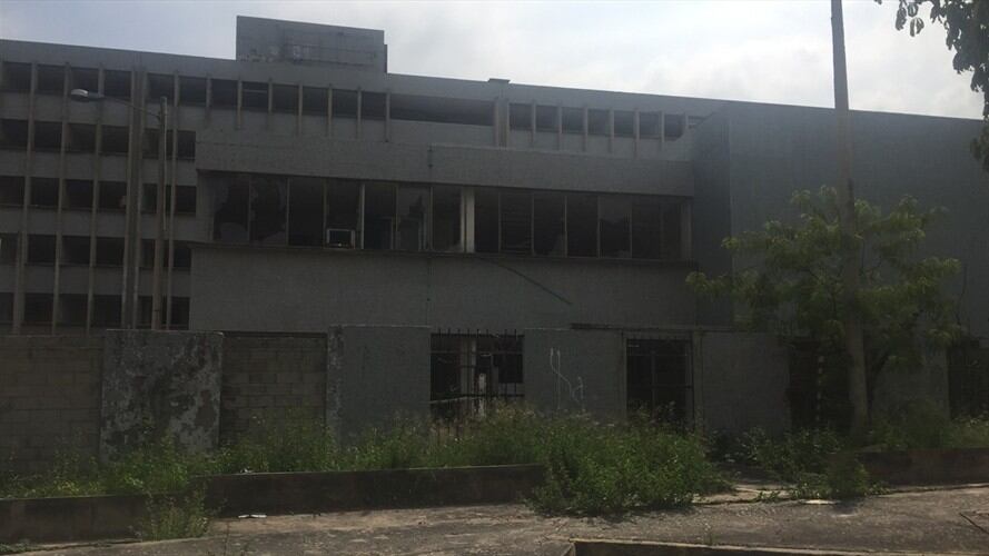 La antigua sede del Seguro Social, la cual está ubicada en la carrera 25 con calle 57, se ha convertido en un antro para menores de edad. Foto: Silvana Salas (W Radio)