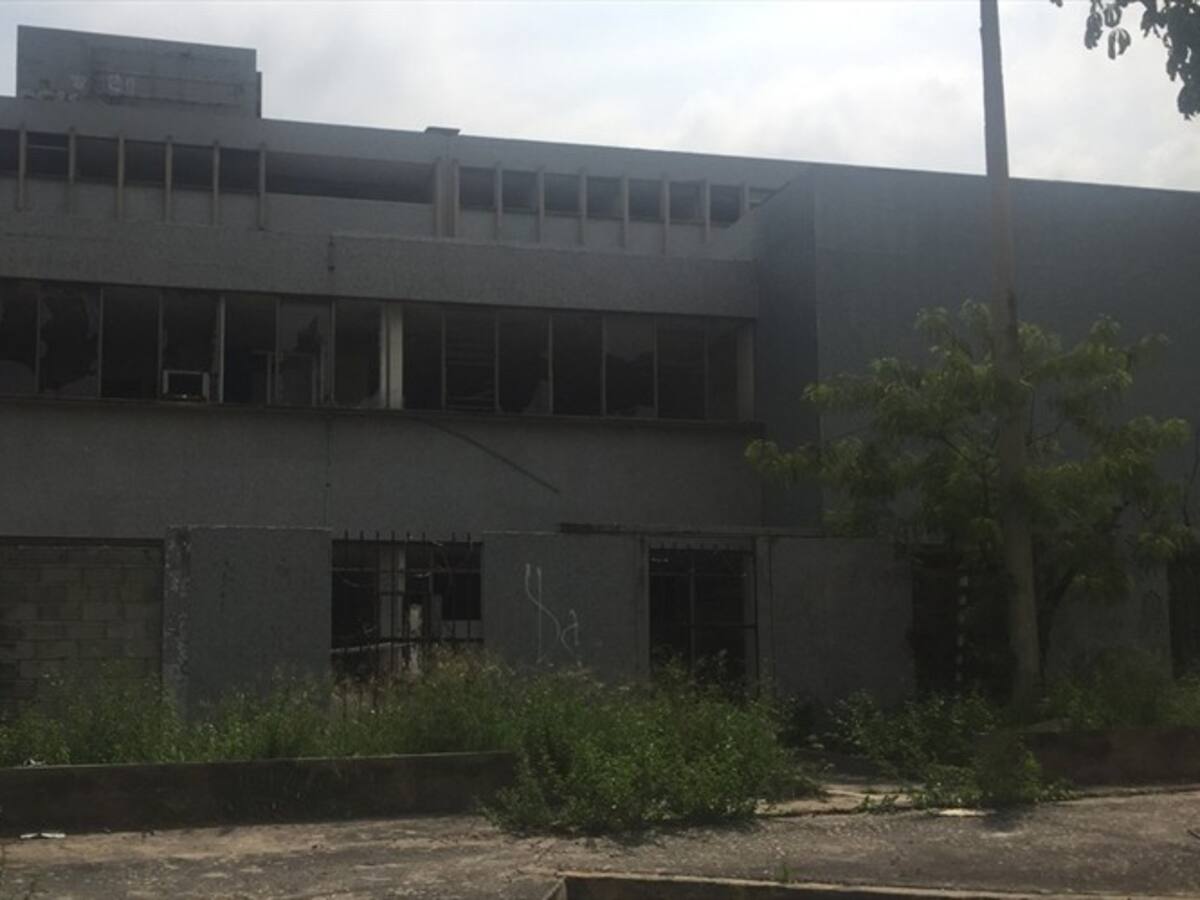 Denuncian que antigua sede del Seguro Social se habría convertido en antro para menores