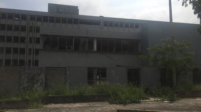 La antigua sede del Seguro Social, la cual está ubicada en la carrera 25 con calle 57, se ha convertido en un antro para menores de edad. Foto: Silvana Salas (W Radio)