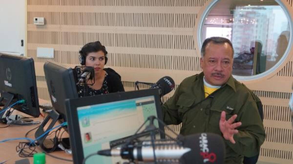 Vélez, esta en Colombia para presentar su stand up comedy  titulado “me quiero volver chango” una frase adaptada al personaje de Homero cuando hacía el oso.