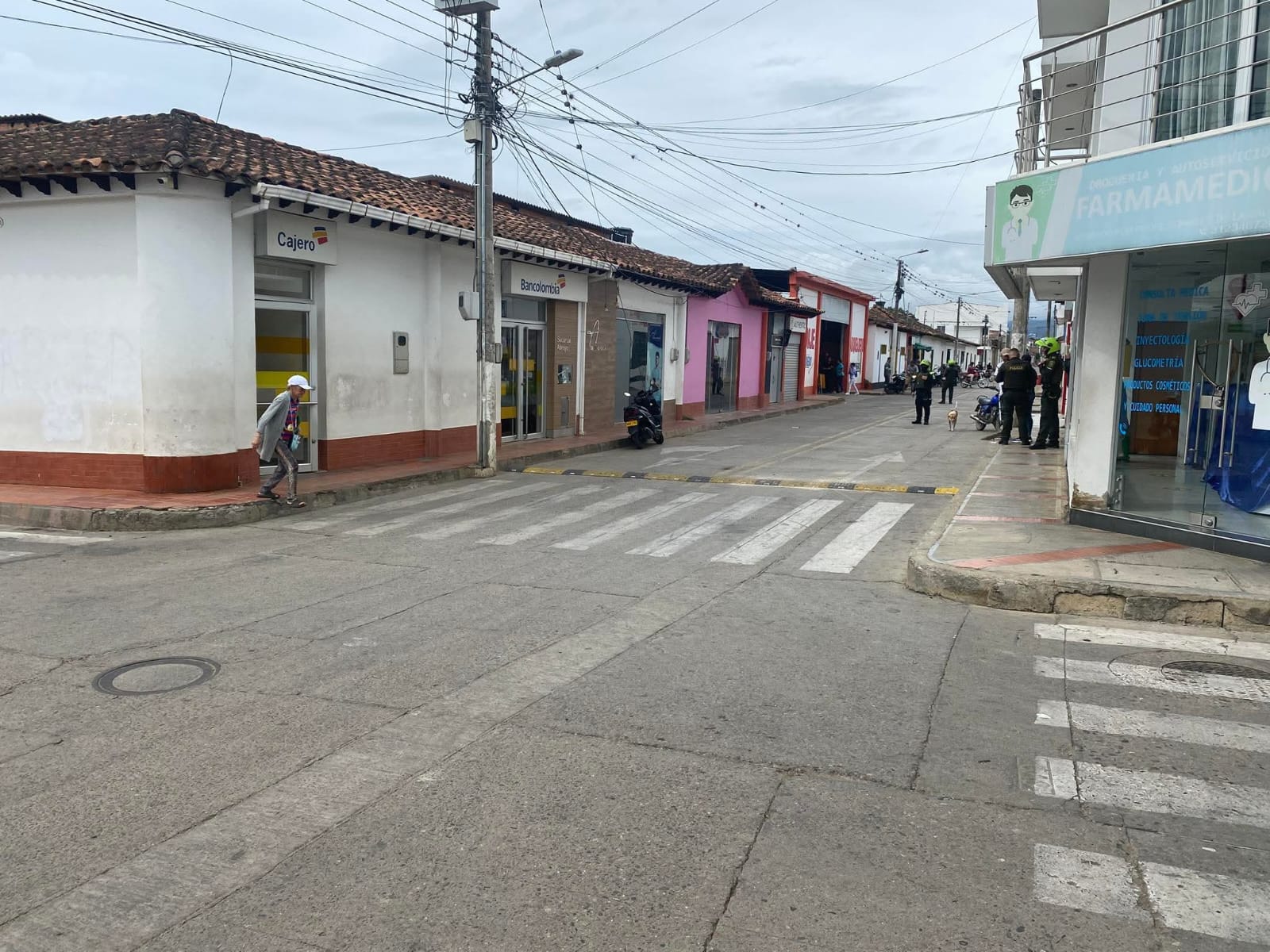 Autoridades verifican posible presencia de explosivos en una entidad bancaria de Ábrego / Foto: Cortesía
