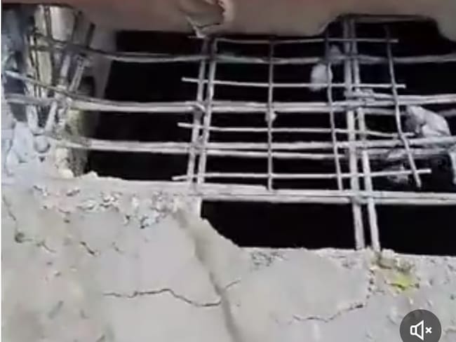 No hay medidas para cerrar el paso ni garantizar la seguridad vial. Foto Redes Sociales.