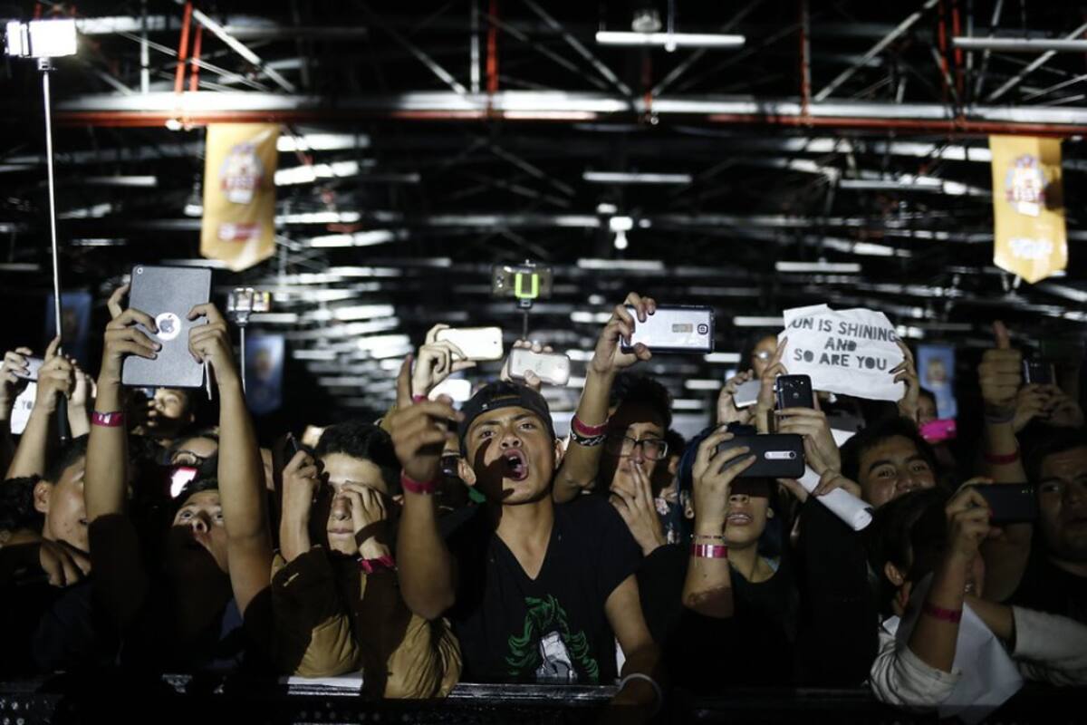 La Superintendencia de Industria y Comercio (SIC) tuvo que intervenir el pasado noviembre y declarar que el libro, editado por Planeta, no era apto para niños y adolescentes e incluso prohibió a los puntos de ventas promocionarlo en las secciones de literatura infantil y juvenil.