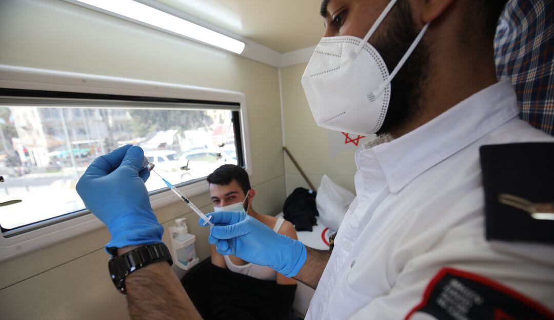 Israel es el país que más porcentaje de su población ha vacunado a nivel global. 