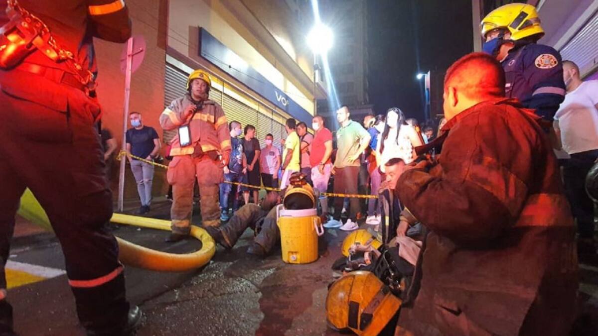 Locales comerciales afectados por incendio en el centro de Cali
