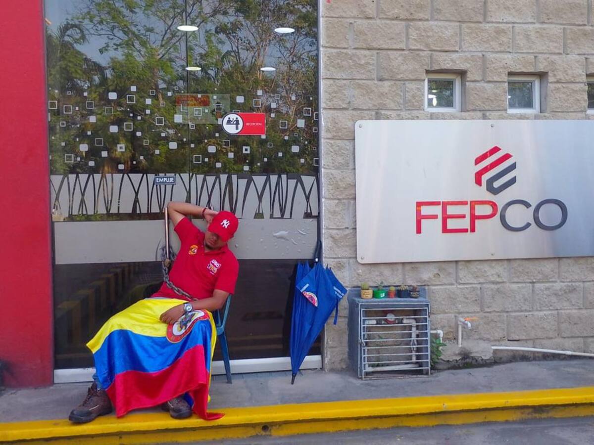 Trabajador afiliado a la USO se encadena en la empresa Fecop en Cartagena