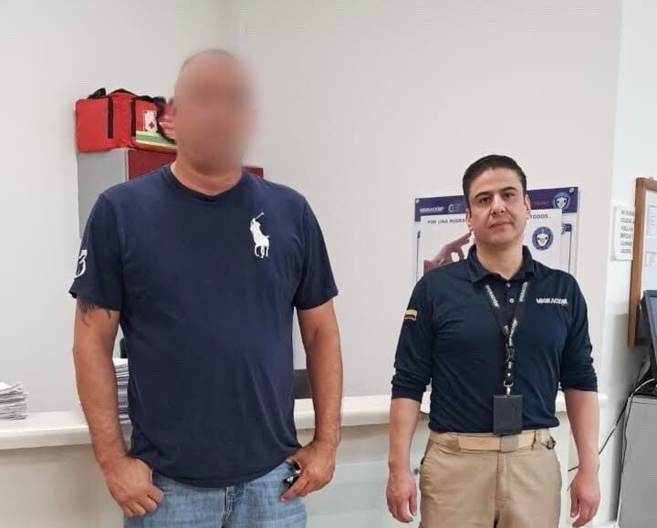 El extranjero fue inadmitido en el aeropuerto internacional José María Córdova de Rionegro. Foto: Migración Colombia.