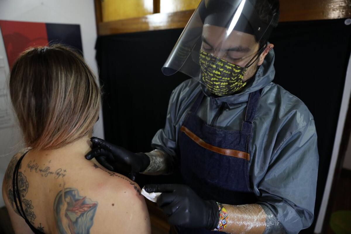 Los tatuadores colombianos empezaton a trabajar desde casa durante la pandemia con medidas sanitarias estrictas. 