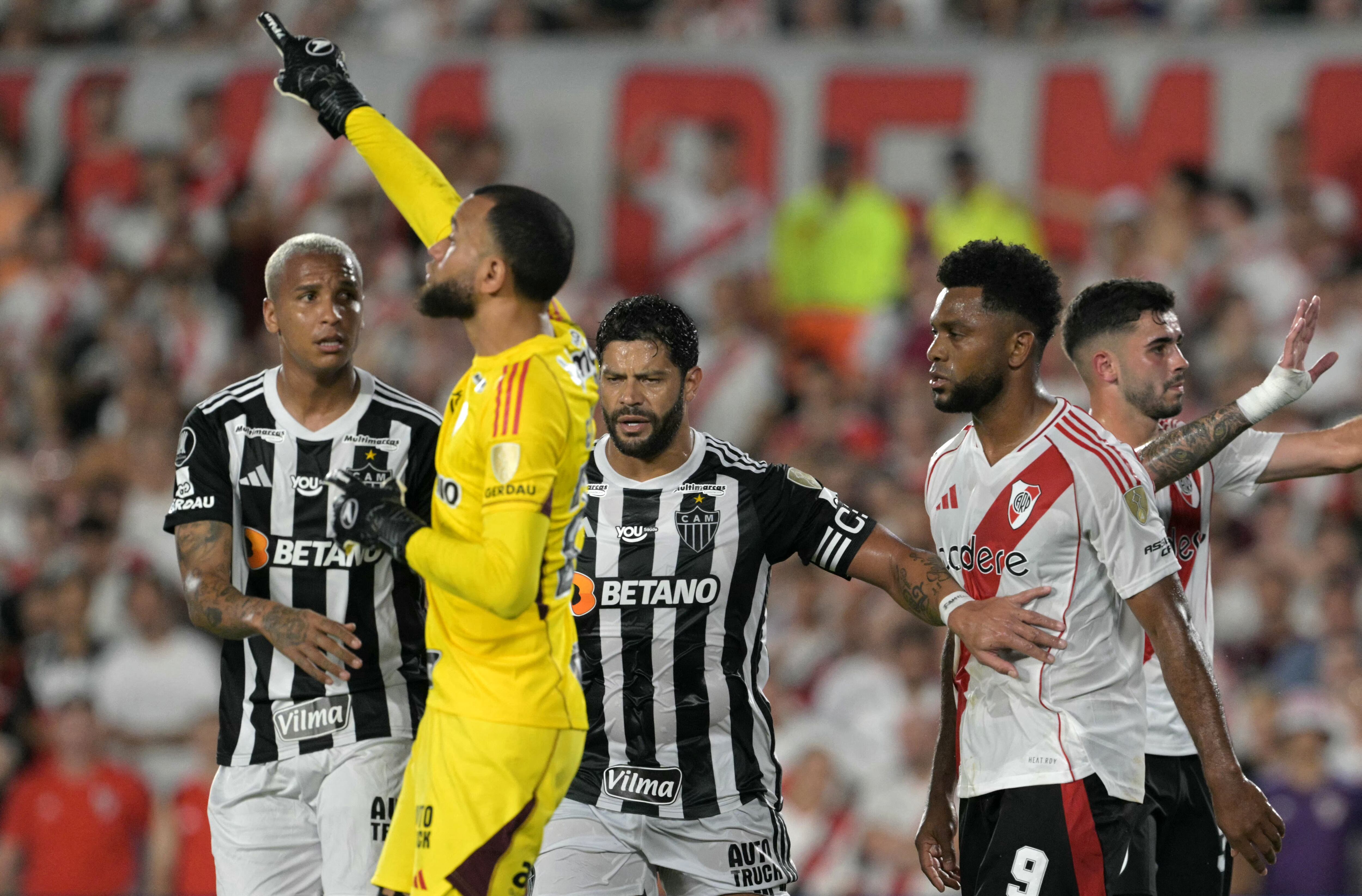 Miguel Ángel Borja pelea con algunos jugadores del Atlético Mineiro durante el partido. (Photo by JUAN MABROMATA/AFP via Getty Images)