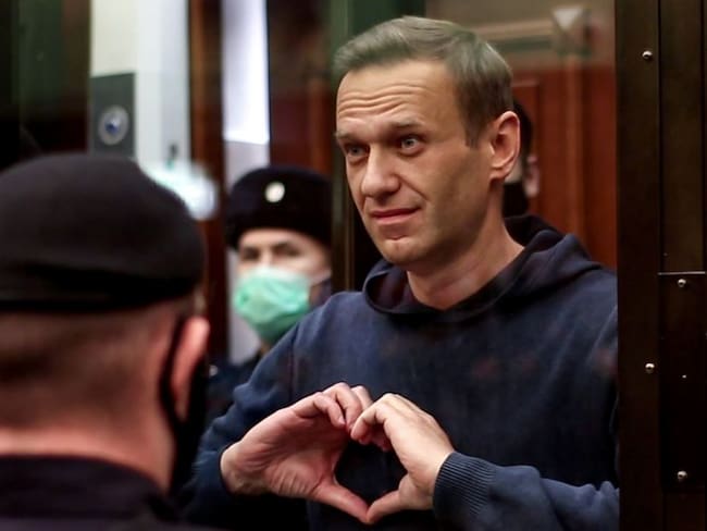 Navalni escuchó la condena de pie con las manos en los bolsillos e hizo un gesto en forma de corazón a su esposa Yulia.