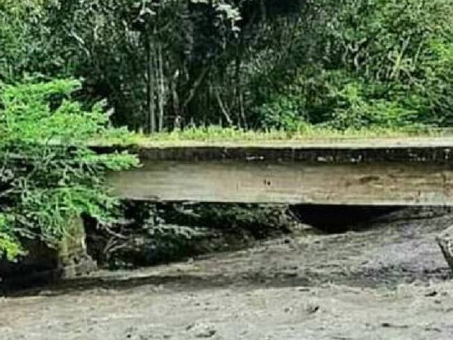 Más de 10 mil personas atrapadas tras colapso de un puente en Aguada