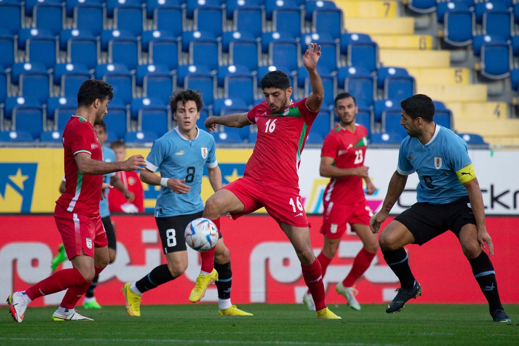 Uruguay cae ante Irán en partido amistoso previo al Mundial (Foto de Alex HALADA / AFP)
