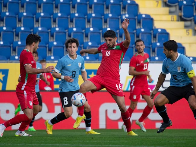 Uruguay cae ante Irán en partido amistoso previo al Mundial (Foto de Alex HALADA / AFP)