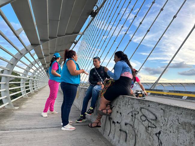Instalan punto de escucha en el Puente de la Novena para evitar suicidios