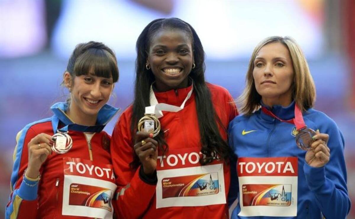 La atleta colombiana Caterine Ibargüen, (medalla de oro); la rusa Ekaterina Koneva (medalla de plata) y la ucraniana Olha Saladuha (medalla de bronce)