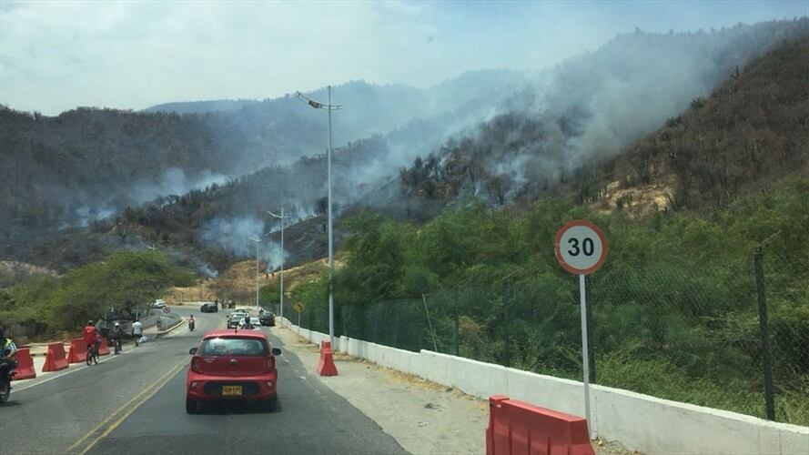 Incendio arrasa cobertura de cerro Ziruma en Santa Marta. Foto: Cortesía.