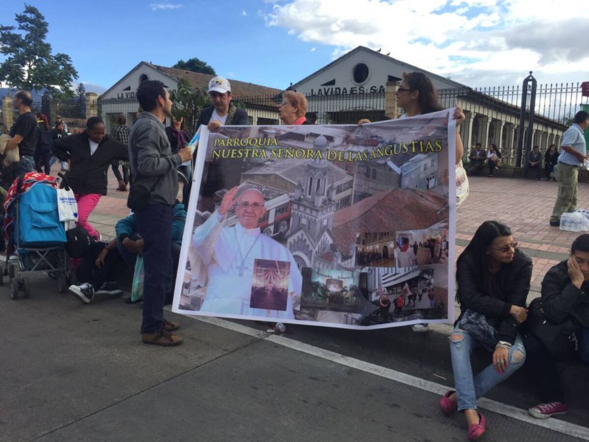 Miles de colombianos esperan el paso del papa. 