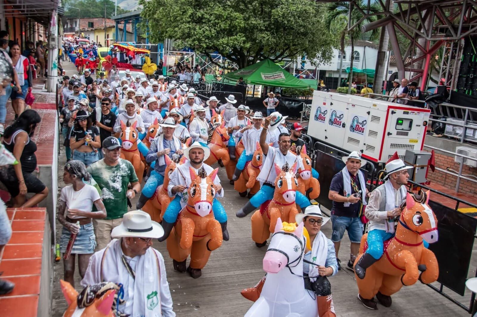 Cabalgata con caballos inflables en el municipio de Santiago / Foto: Redes sociales
