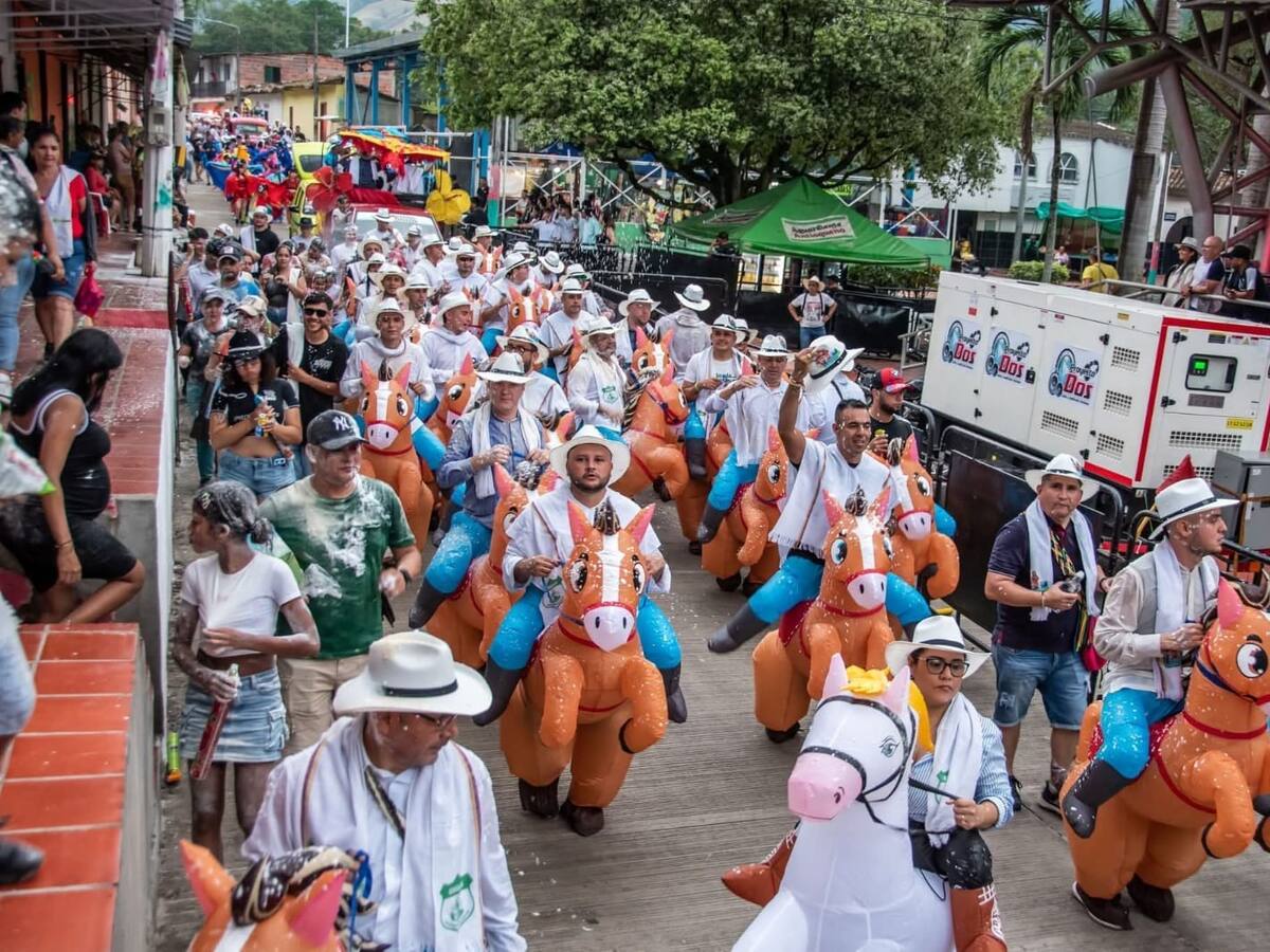 Animalistas resaltan el uso de caballos inflables en cabalgata de las ferias de Santiago