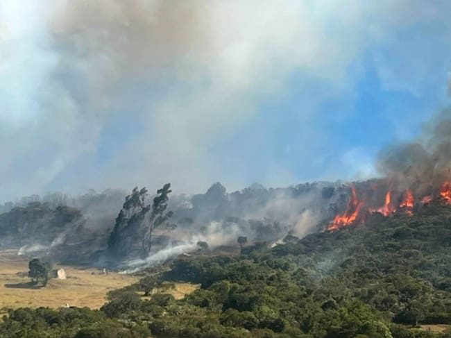 Autoridades mantienen monitoreo tras el sismo y solicitan apoyo aéreo para atender incendios forestales que han afectado cerca de 50 hectáreas en Sáchica.