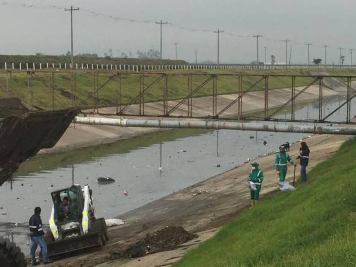 Alrededor de 7.000 toneladas de basura fueron sacadas del Canal Cundinamarca