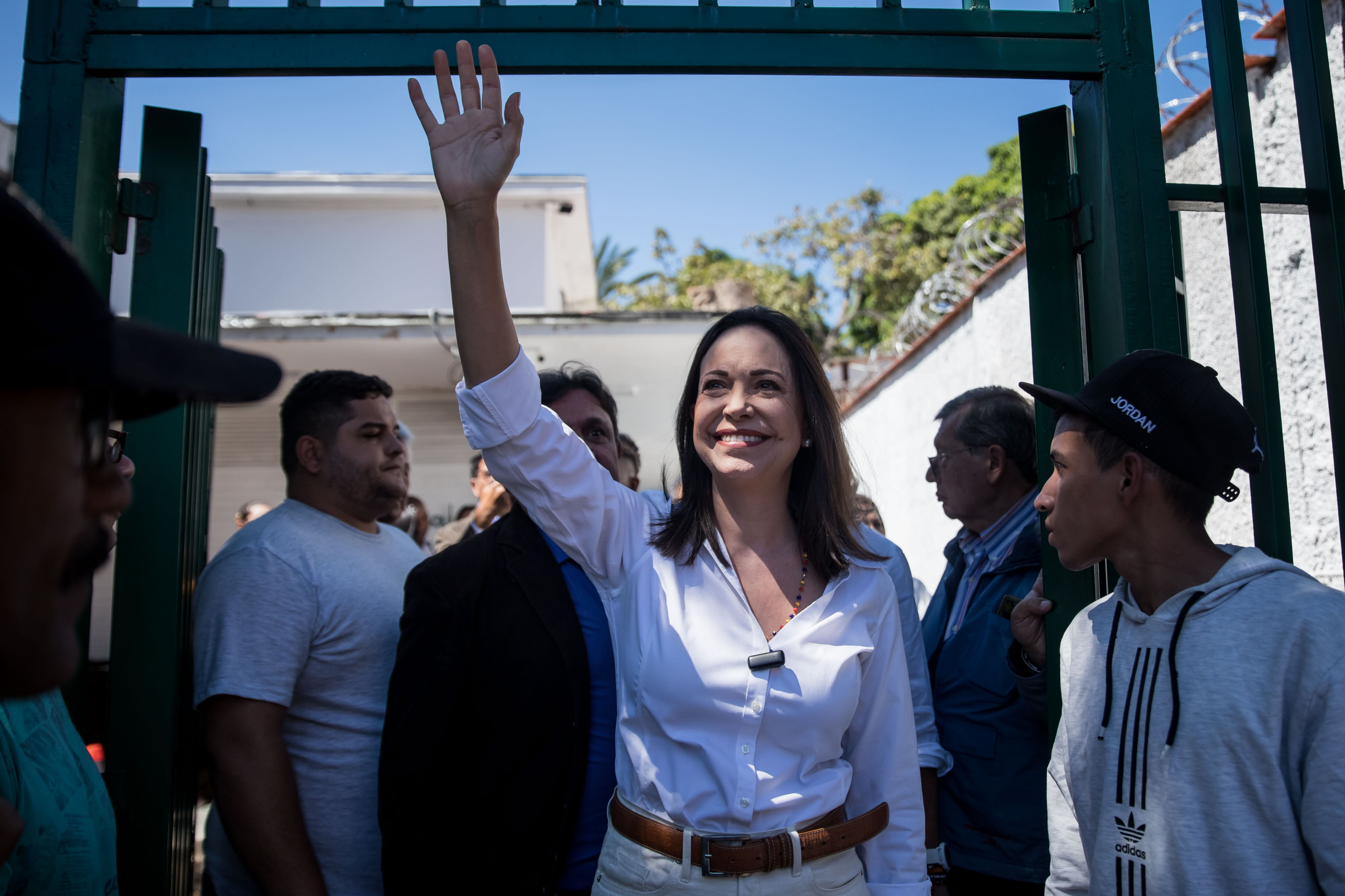CARACAS (VENEZUELA), La líder opositora venezolana María Corina Machado saluda hoy a sus simpatizantes durante un acto de calle, en Caracas (Venezuela).  EFE/ MIGUEL GUTIERREZ