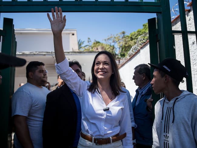 CARACAS (VENEZUELA), La líder opositora venezolana María Corina Machado saluda hoy a sus simpatizantes durante un acto de calle, en Caracas (Venezuela). EFE/ MIGUEL GUTIERREZ