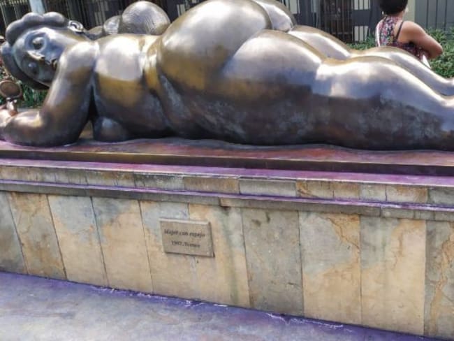 Con químico desconocido, vandalizaron nueve esculturas del Parque Botero