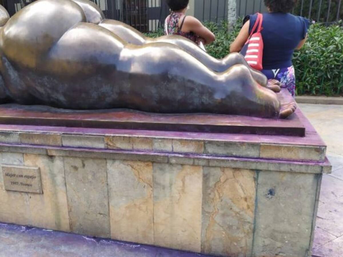 Con químico desconocido, vandalizaron nueve esculturas del Parque Botero
