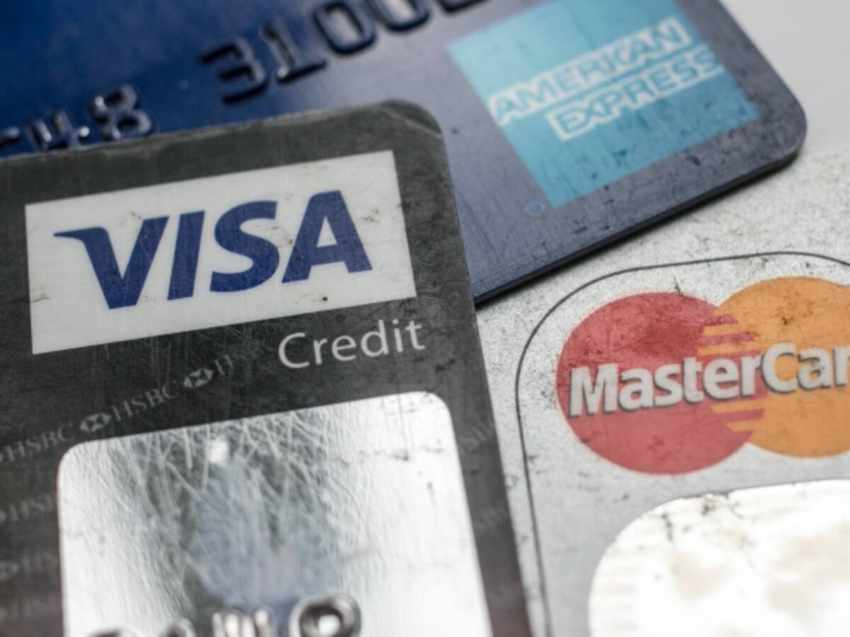 Mujer se graba mientras gasta dinero de una tarjeta que encontró