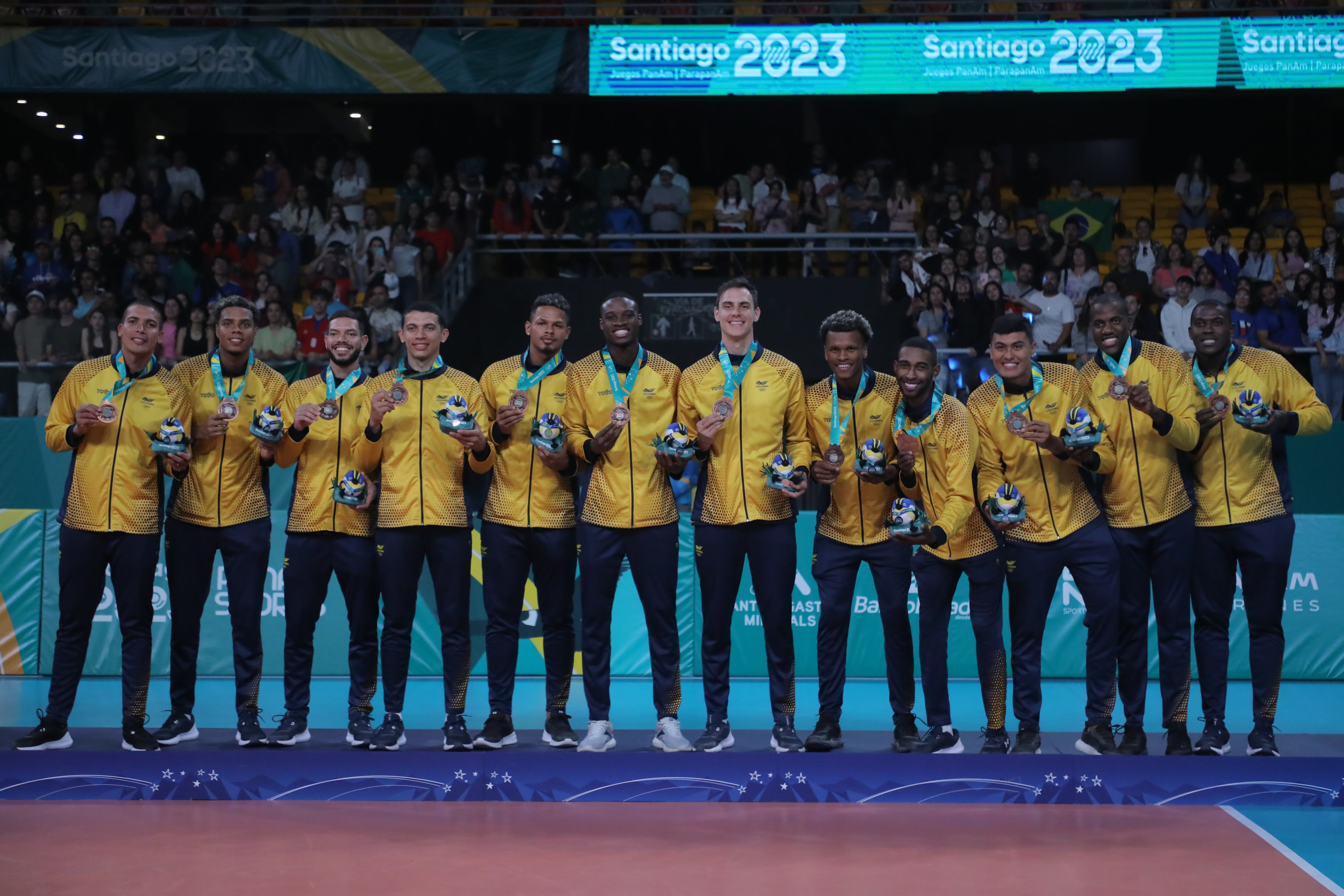 AMDEP2788. SANTIAGO (CHILE), 04/11/2023.- Jugadores de Colombia posan con la medalla de bronce en voleibol masculino hoy, durante los Juegos Panamericanos 2023 en Santiago (Chile). EFE/ Lucas Aguayo Araos
