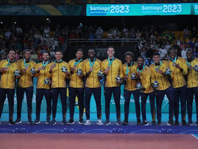 AMDEP2788. SANTIAGO (CHILE), 04/11/2023.- Jugadores de Colombia posan con la medalla de bronce en voleibol masculino hoy, durante los Juegos Panamericanos 2023 en Santiago (Chile). EFE/ Lucas Aguayo Araos