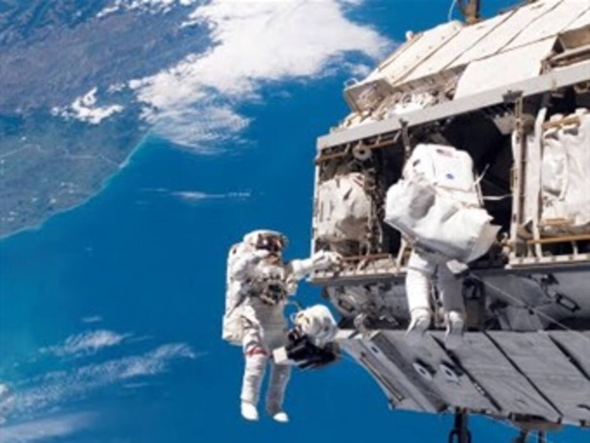 Astronautas instalan una antena para radioaficionados en la Estación Espacial