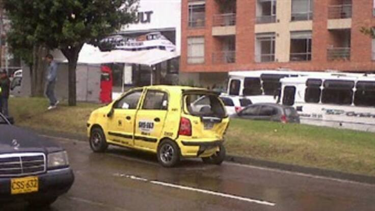 Enorme trancón en el norte de Bogotá por choque de tres vehículos