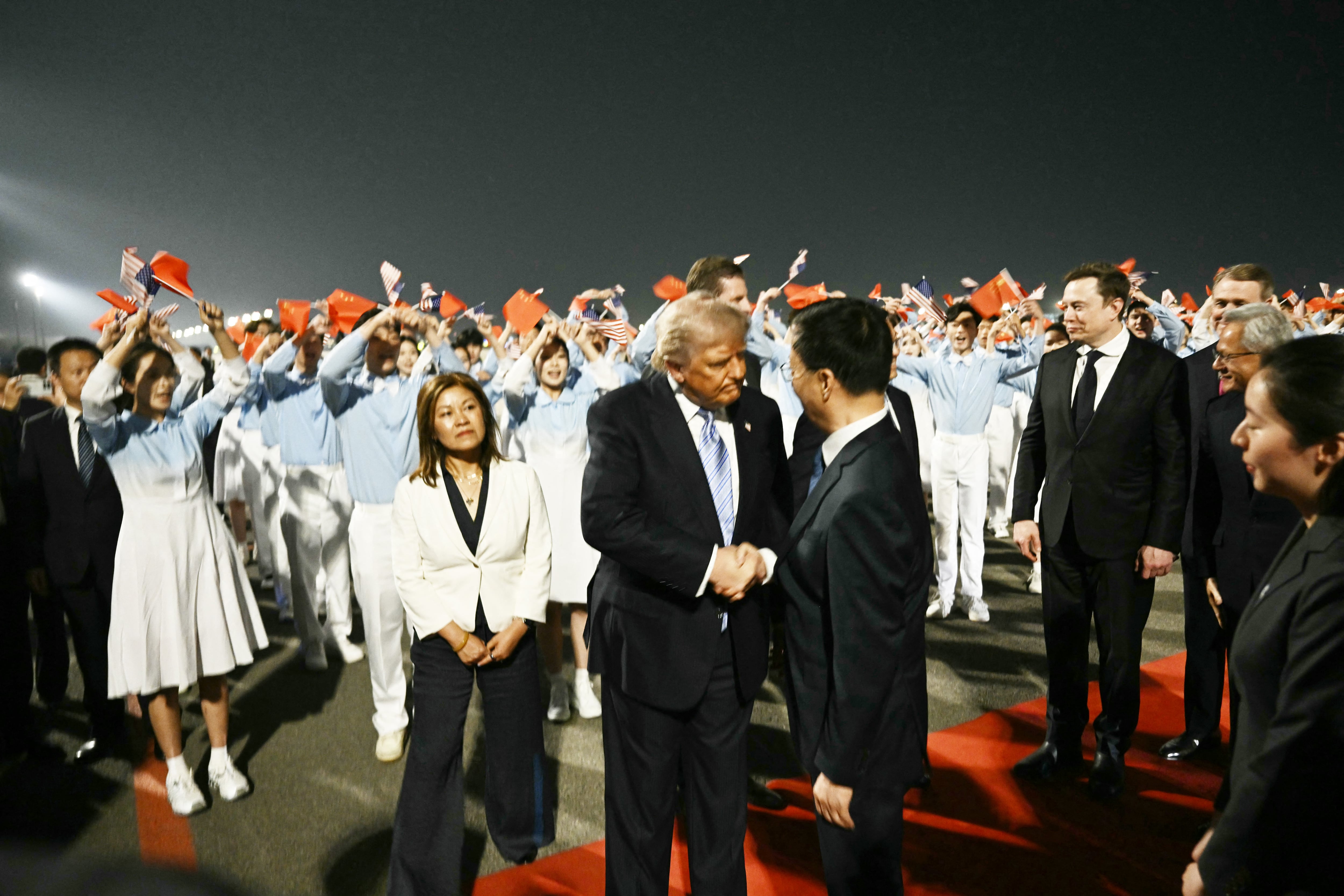 Trump aterriza en China para reunirse con el presidente Xi Jinping