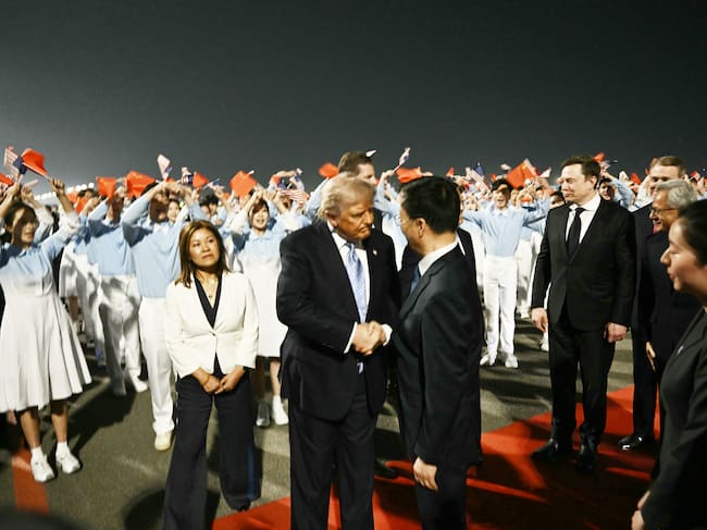 Donald Trump y Xi Jinping. (Photo by Brendan SMIALOWSKI / AFP)