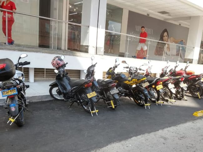 Escándalo por la colocación de cepos a motocicletas en centro comercial