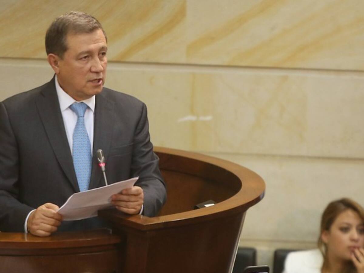 Macías: Renuncia de Uribe no será debatida en plenaria, solo se vota