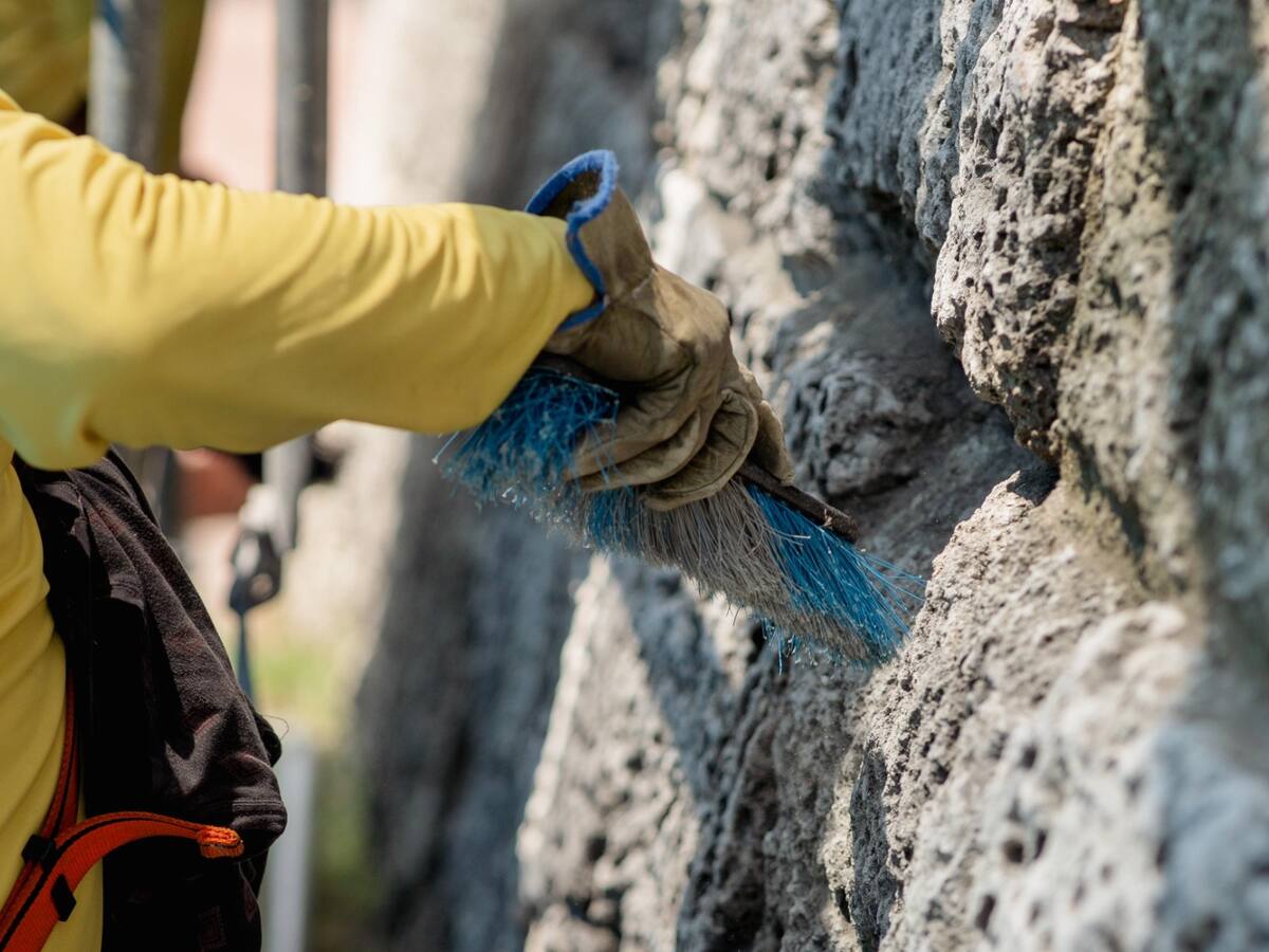6.352 m2 de superficie de las murallas ahora están libres de costra negra tras limpieza de la Etcar