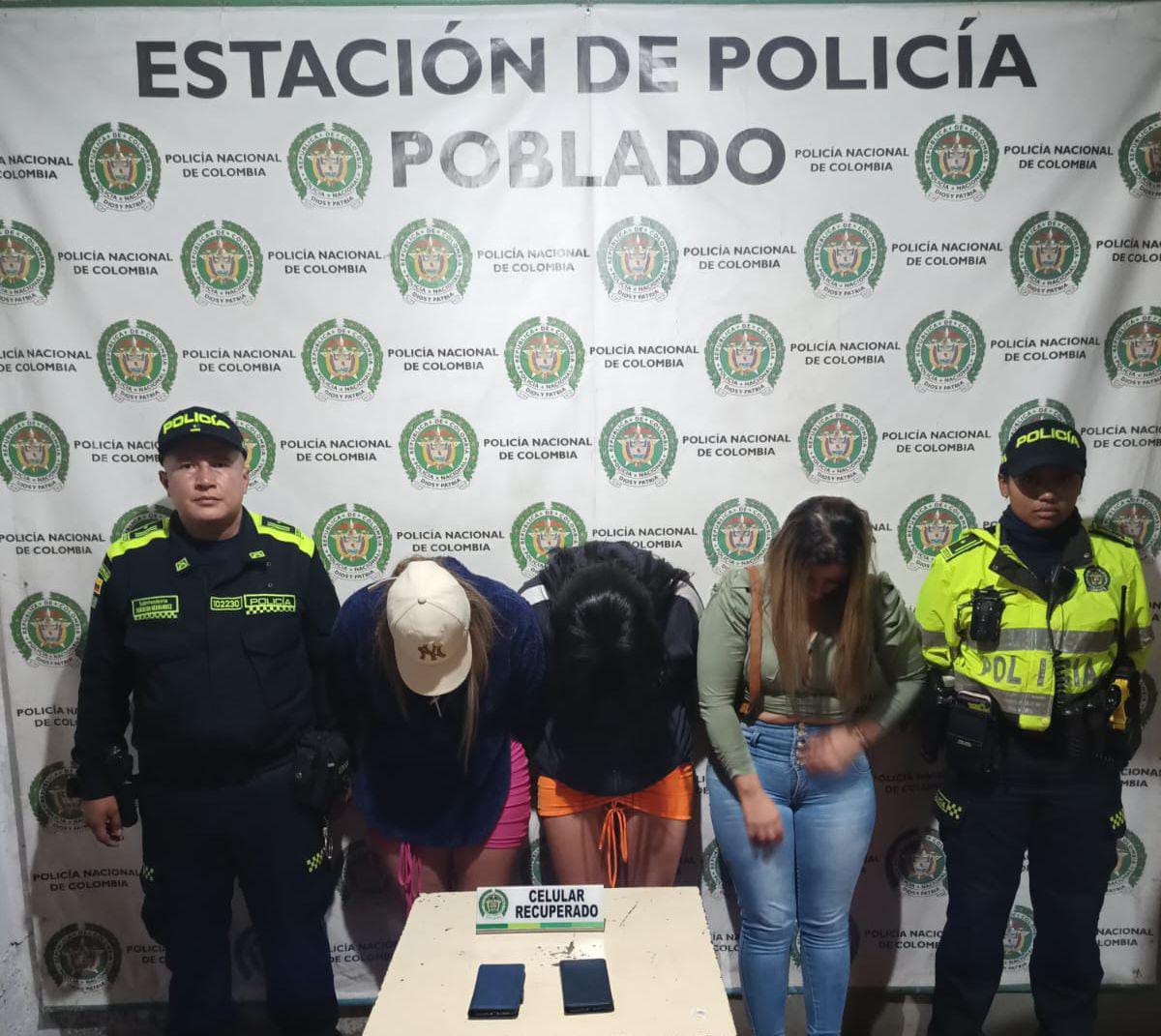 Mujeres capturadas por hurtar a un extranjero- foto policía Metropolitana