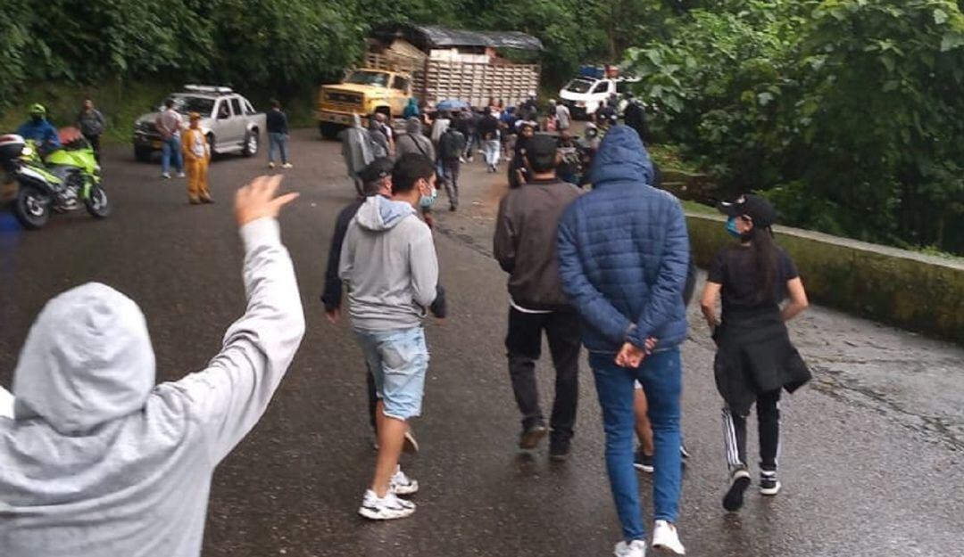 Lugar del bloqueo en la vía Manizales - Fresno. Foto: Tomada de redes sociales.