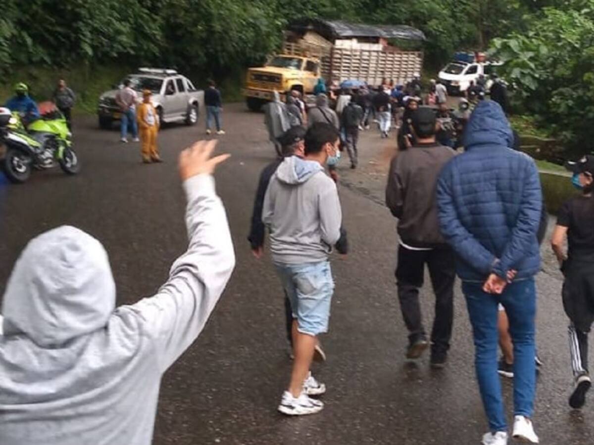 Nuevamente es bloqueada por manifestantes la vía Manizales - Fresno