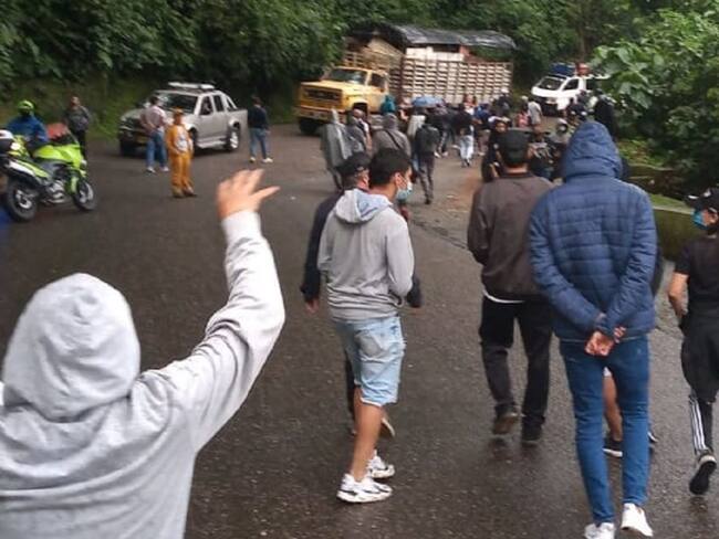 Lugar del bloqueo en la vía Manizales - Fresno. Foto: Tomada de redes sociales.