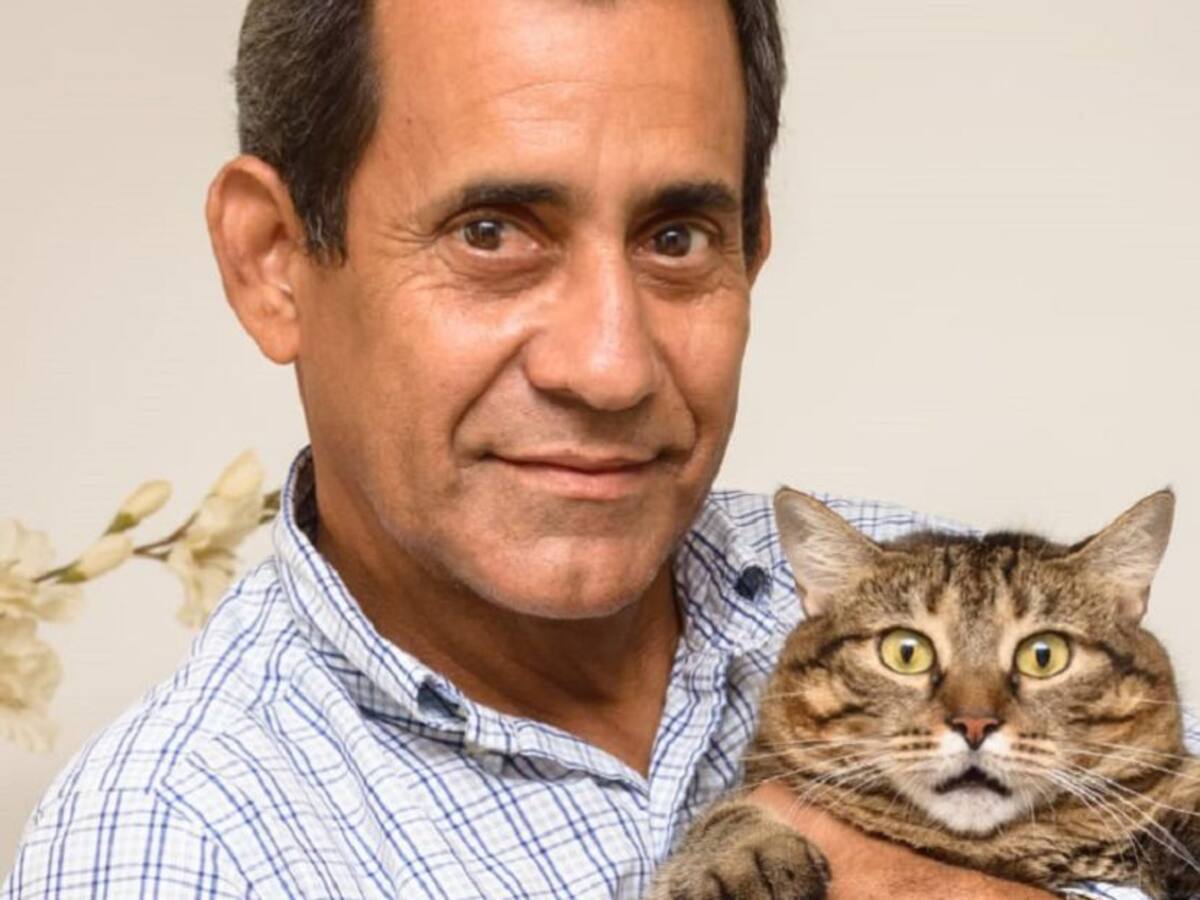 El amigo de los animales callejeros en Barranquilla