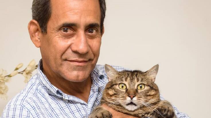 El amigo de los animales callejeros en Barranquilla