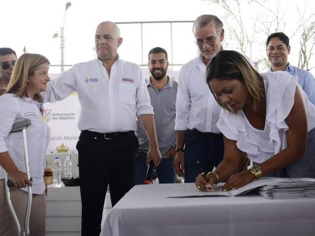 El Vicepresidente de la República Germán Vargas Lleras durante la firma de los convenios para la construcción de casas gratis en Ponedera.
